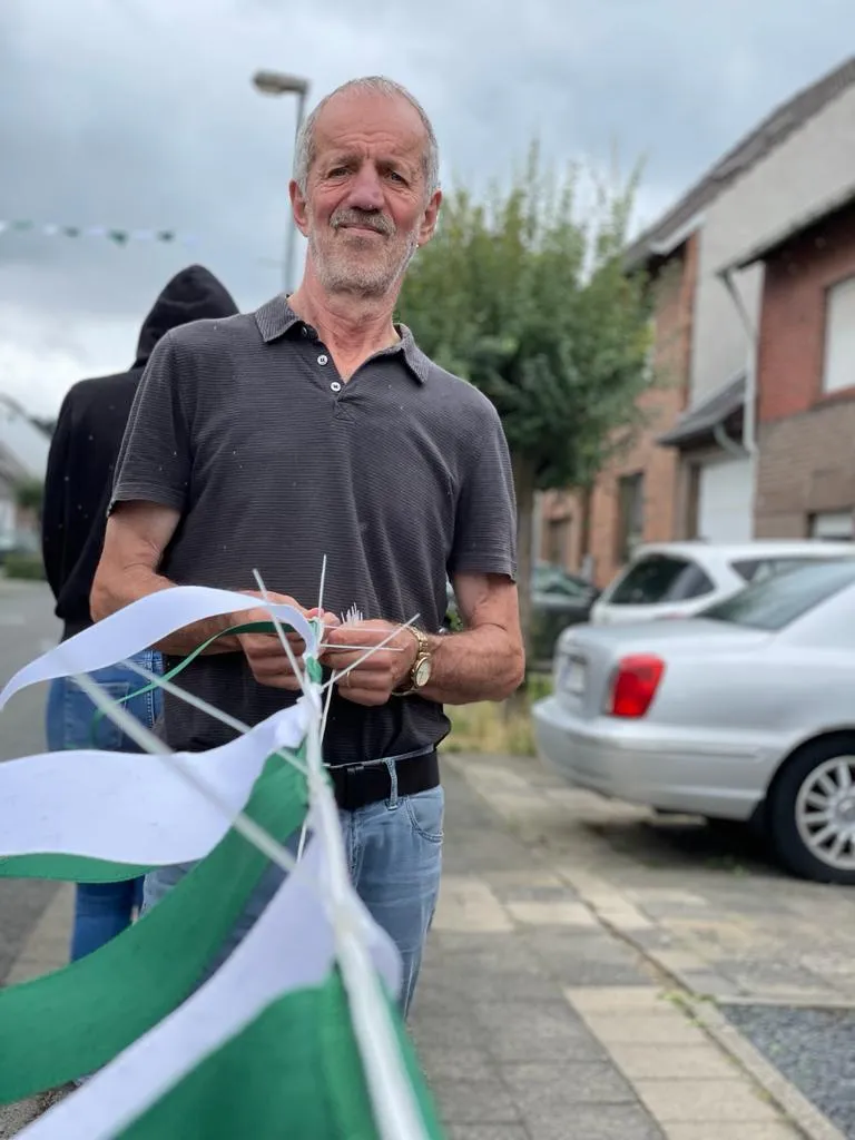 Helferinnen mit Wimpelketten in der Hand auf der Dorfstraße in Thorr