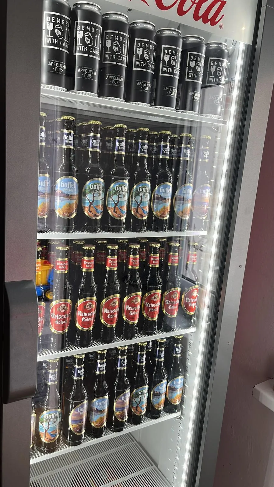 Gefüllte Kühlvitrine mit Bemberd Apfelwein, Gaffel und Reissdorf Kölsch für das Schützenfest