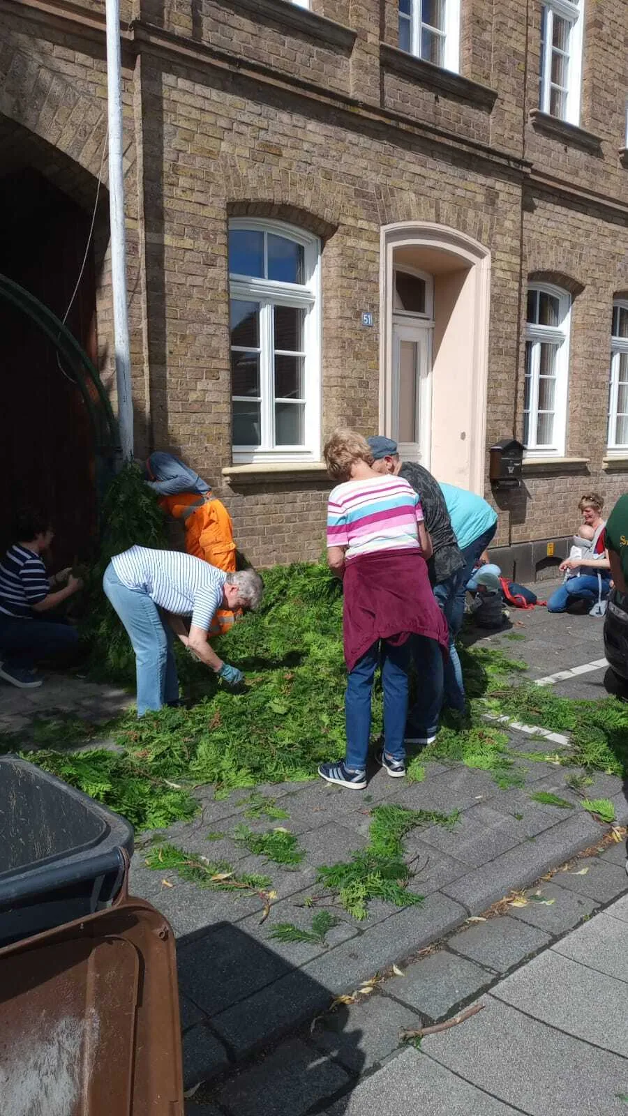 Detailansicht des Tannengrün-Bogens, der vor dem Hauseingang aufgestellt wird