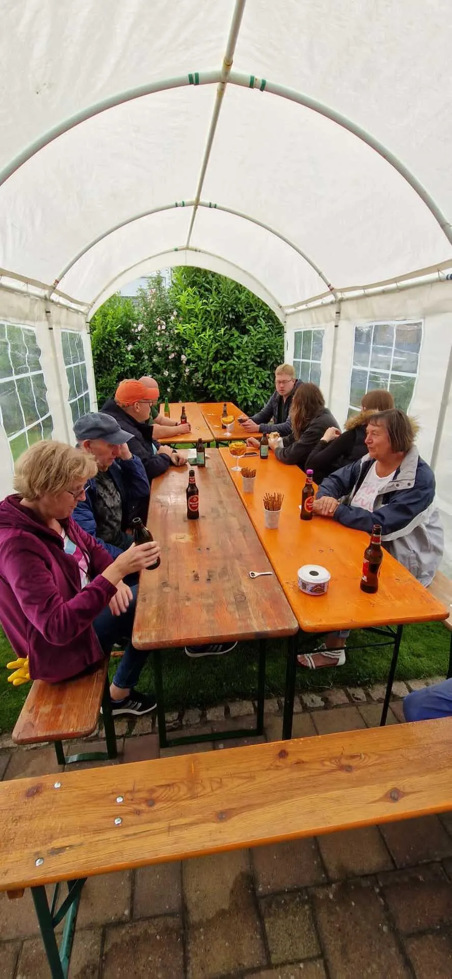 Gruppe von Schützenschwestern und -brüdern beim Tannenzweig-Flechten
