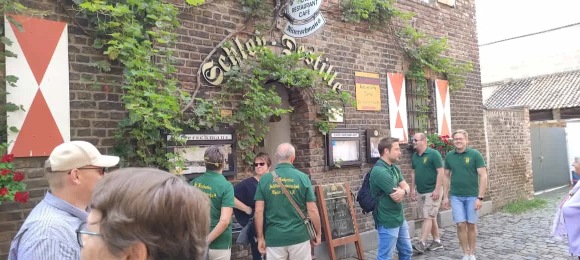 Bruderschaft vor dem Mittelalter-Restaurant „Schloss-Destille – Ritterschmaus" in der Zonser Altstadt