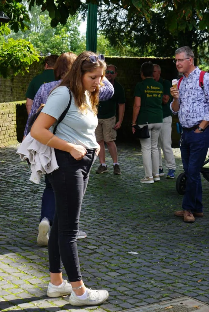 Junge Schützenschwester beim Eis-Essen während des Stadtbummels in Zons