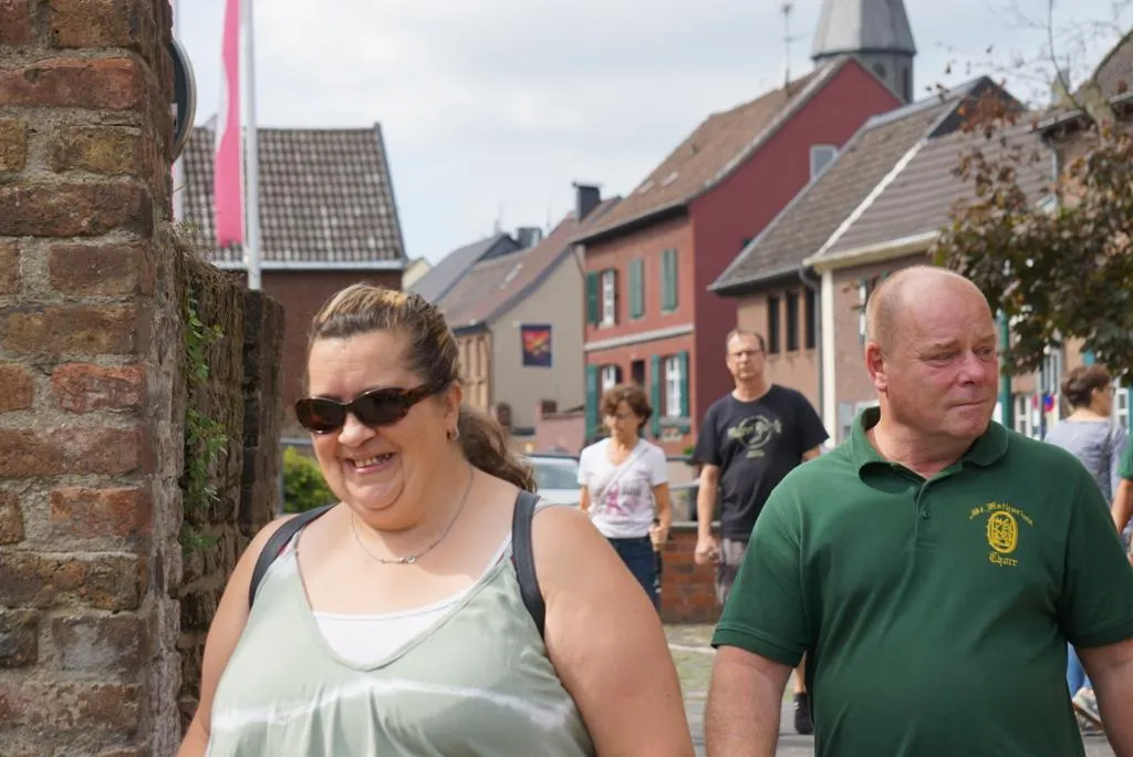 Schützenbruder und Schützenschwester beim Spaziergang durch die Altstadt von Zons