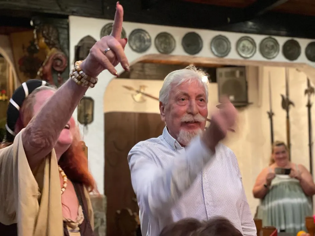 Mittelalter-Show im Ritterschmaus – ein Mitglied zeigt nach oben