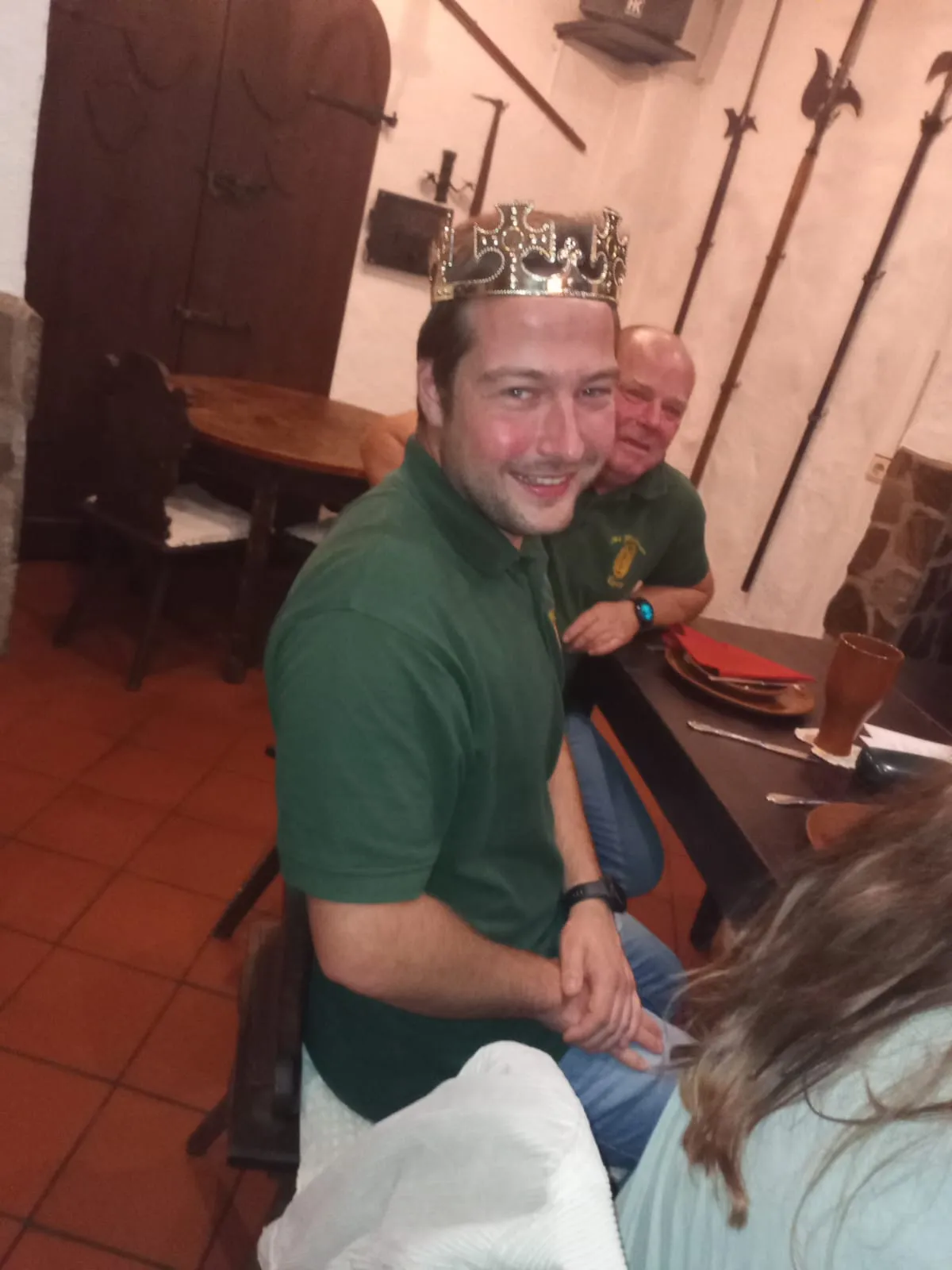 Junger Schützenbruder wird im Mittelalter-Restaurant mit goldener Krone gekrönt