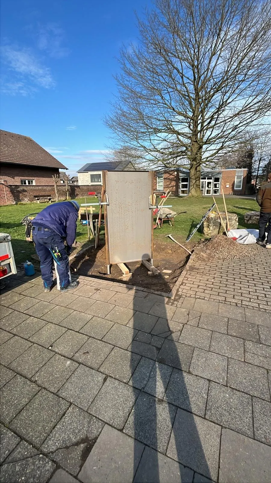 Aufstellen der Cortenstahl-Stele – Arbeiten am Fundament am Vormittag