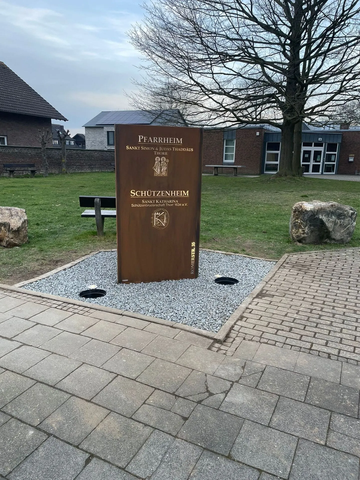 Fertig aufgestellte Stele „Pfarrheim / Schützenheim" am Nachmittag